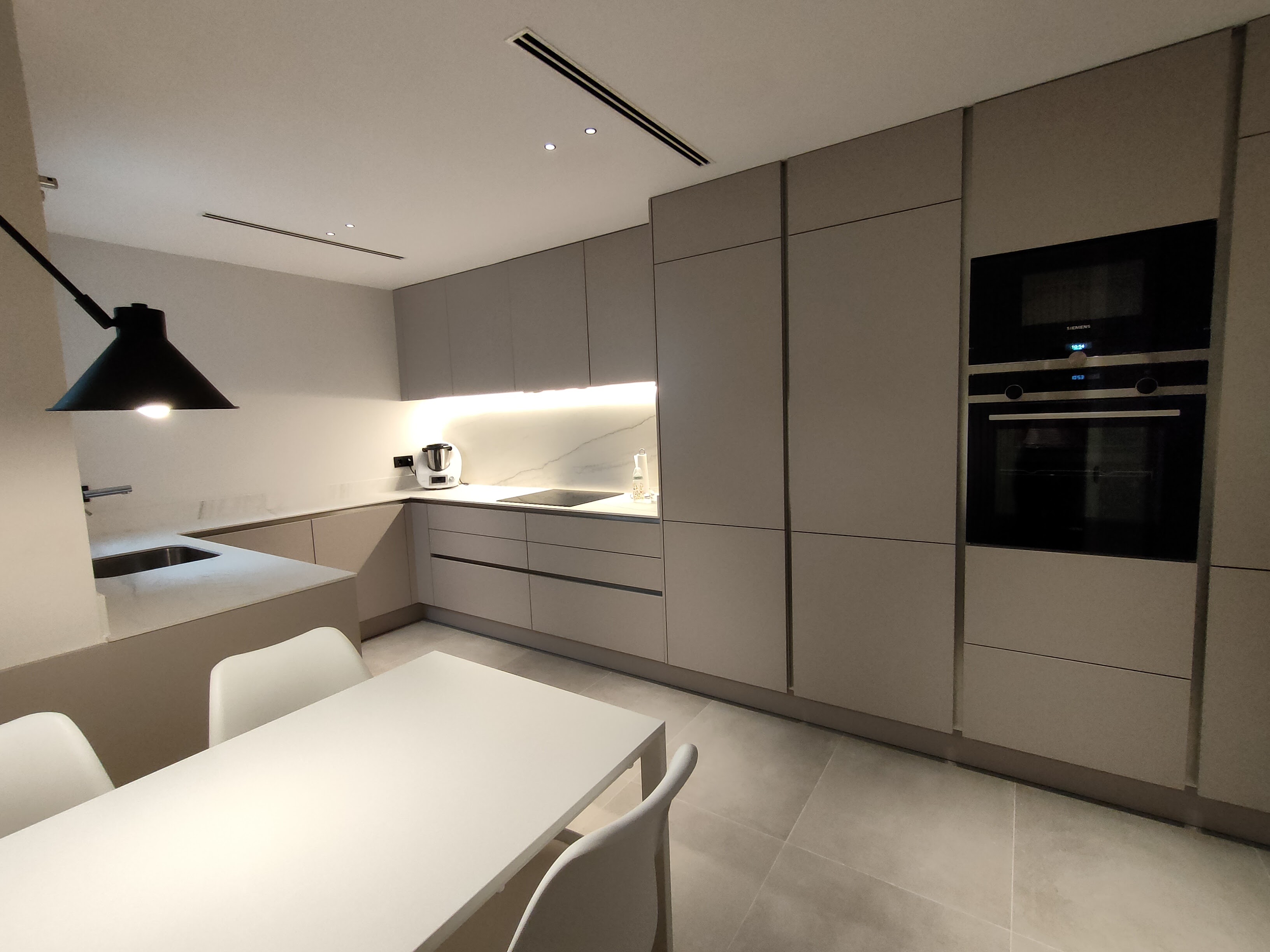 LAFORJA, The elegance of monochrome — image 3 of 8